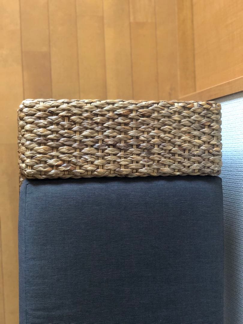 天然素材ウォーターヒヤシンスと布地のシンプルなベンチ