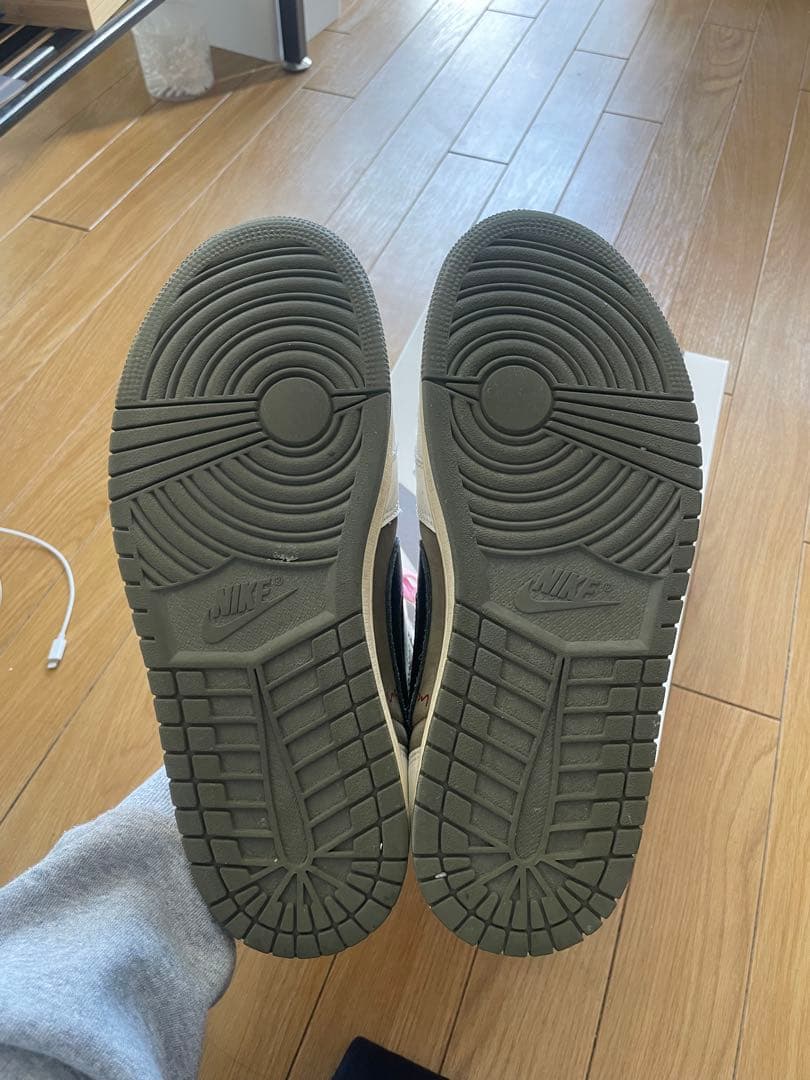 Travis scott × Nike エアジョーダン1 リバースオリーブ