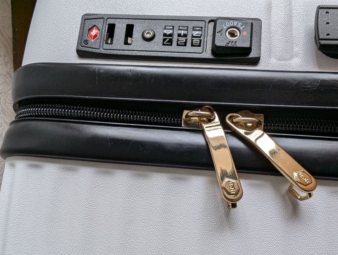 ブレーキキャスター付き　HaNT スーツケース