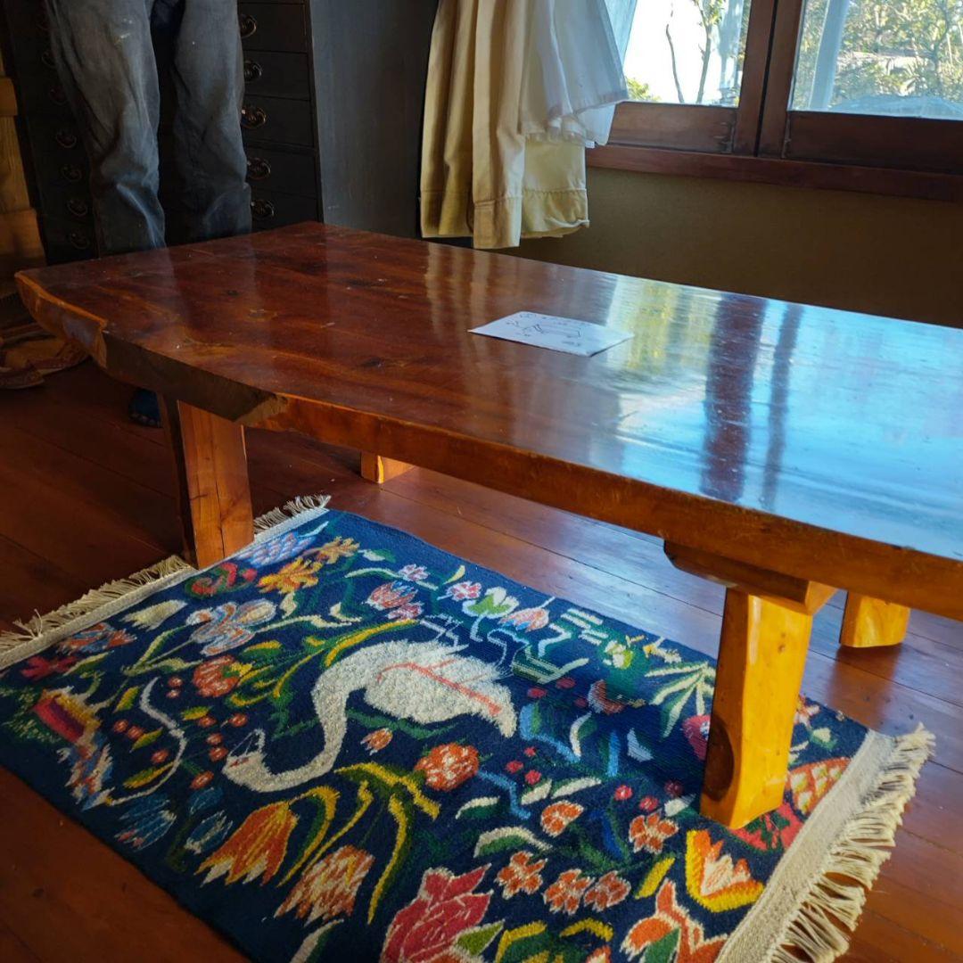 イチイ（一位）の一枚板のロ－テ－ブルです。