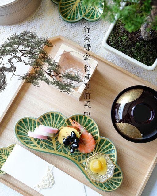 (お正月迎春食器）松葉型前菜皿　緑2枚＋赤1枚の3枚1セット