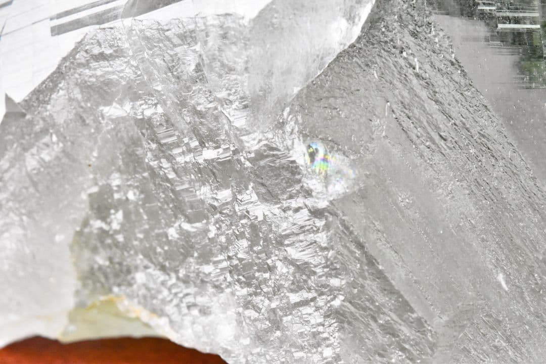 マニハール産 大きなV字谷のあるポイント クローライトインオン