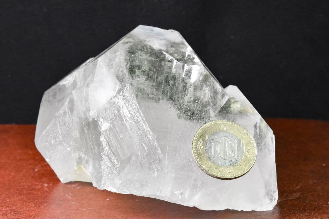 マニハール産 大きなV字谷のあるポイント クローライトインオン