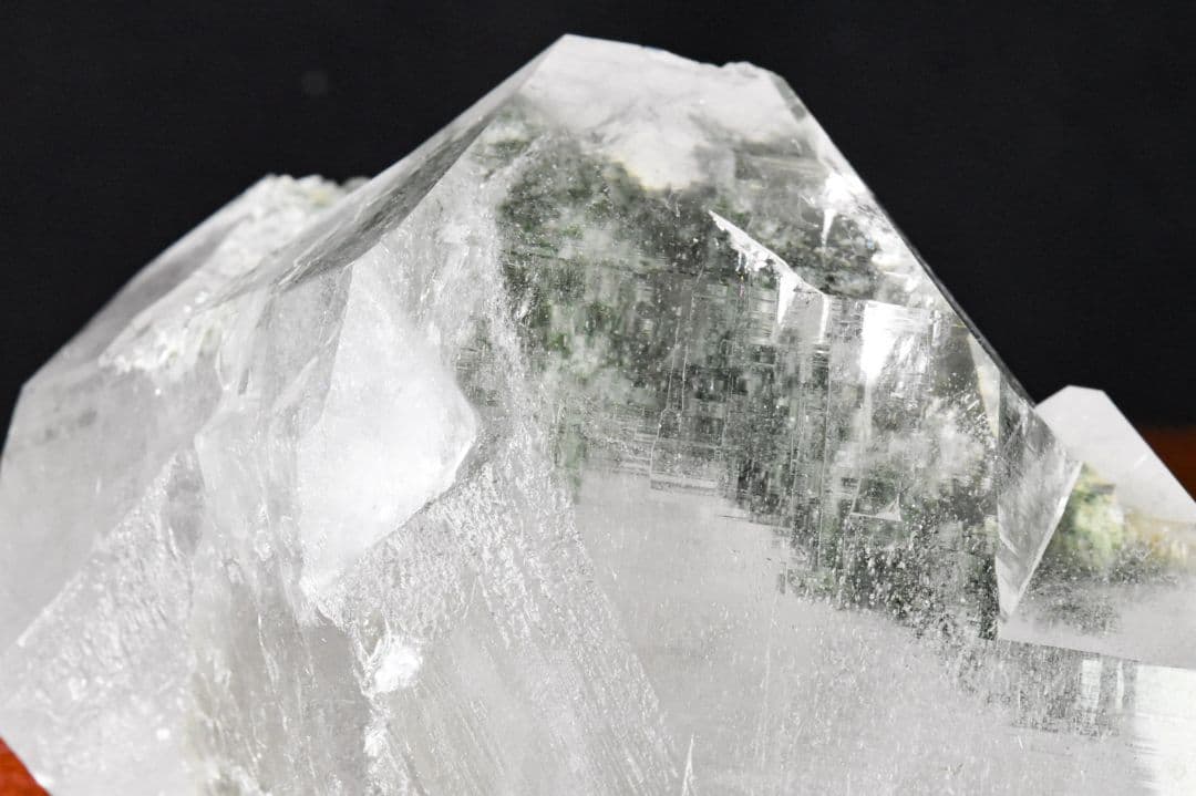 マニハール産 大きなV字谷のあるポイント クローライトインオン