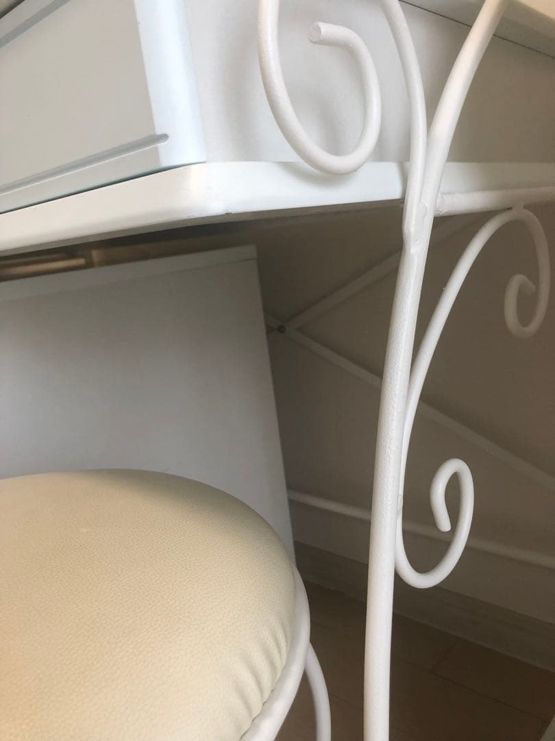 ニトリ　学習机　ワゴン、いす付き　猫脚風　ドレッサー　白