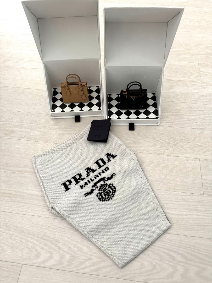 PRADA (プラダ)フロントロゴニット　ライトグレー・黒 ネックウォーマー