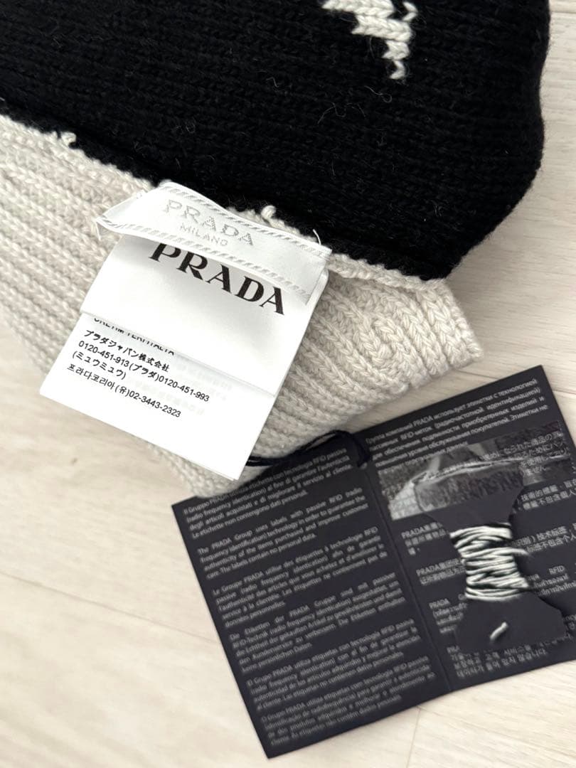 PRADA (プラダ)フロントロゴニット　ライトグレー・黒 ネックウォーマー