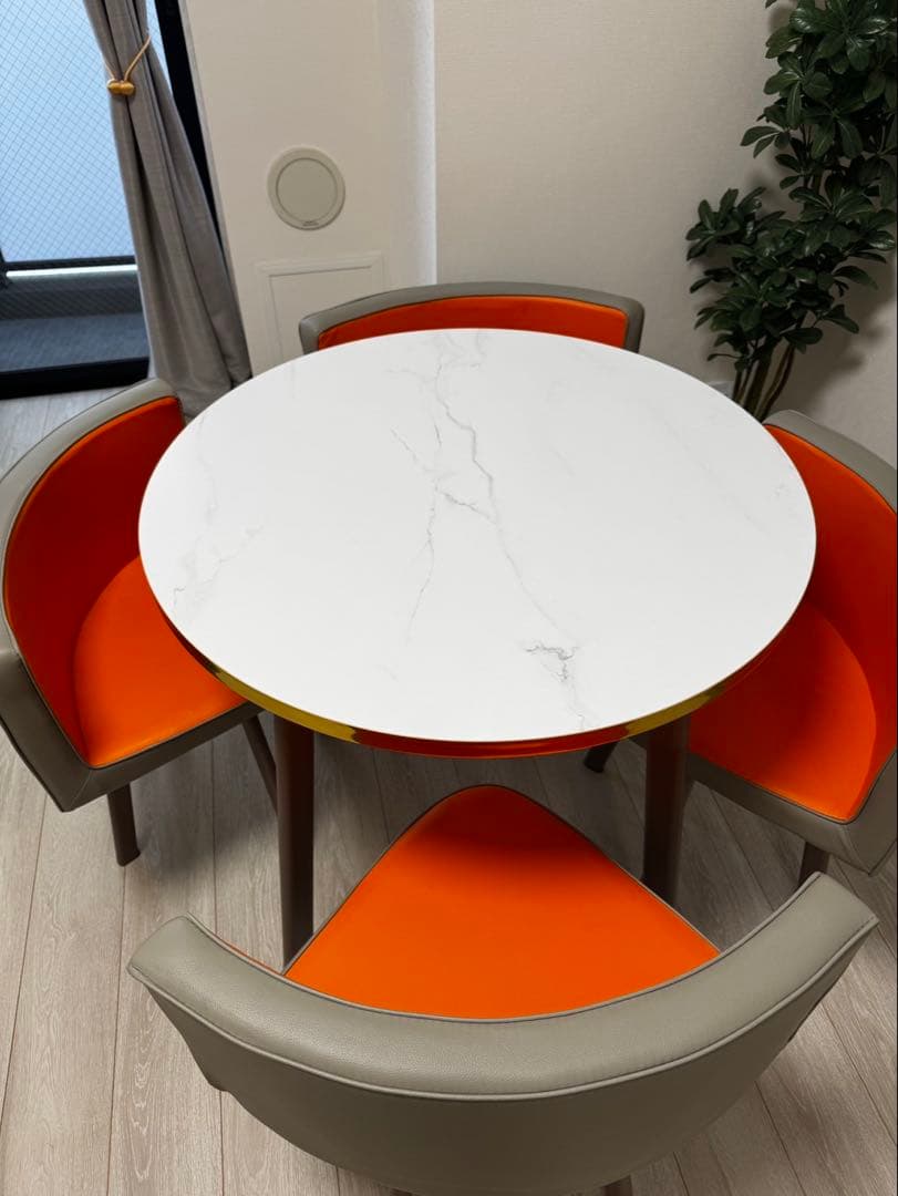 ⭐︎ゅーぅさん専用商品⭐︎円形大理石風テーブルとオレンジ椅子セット
