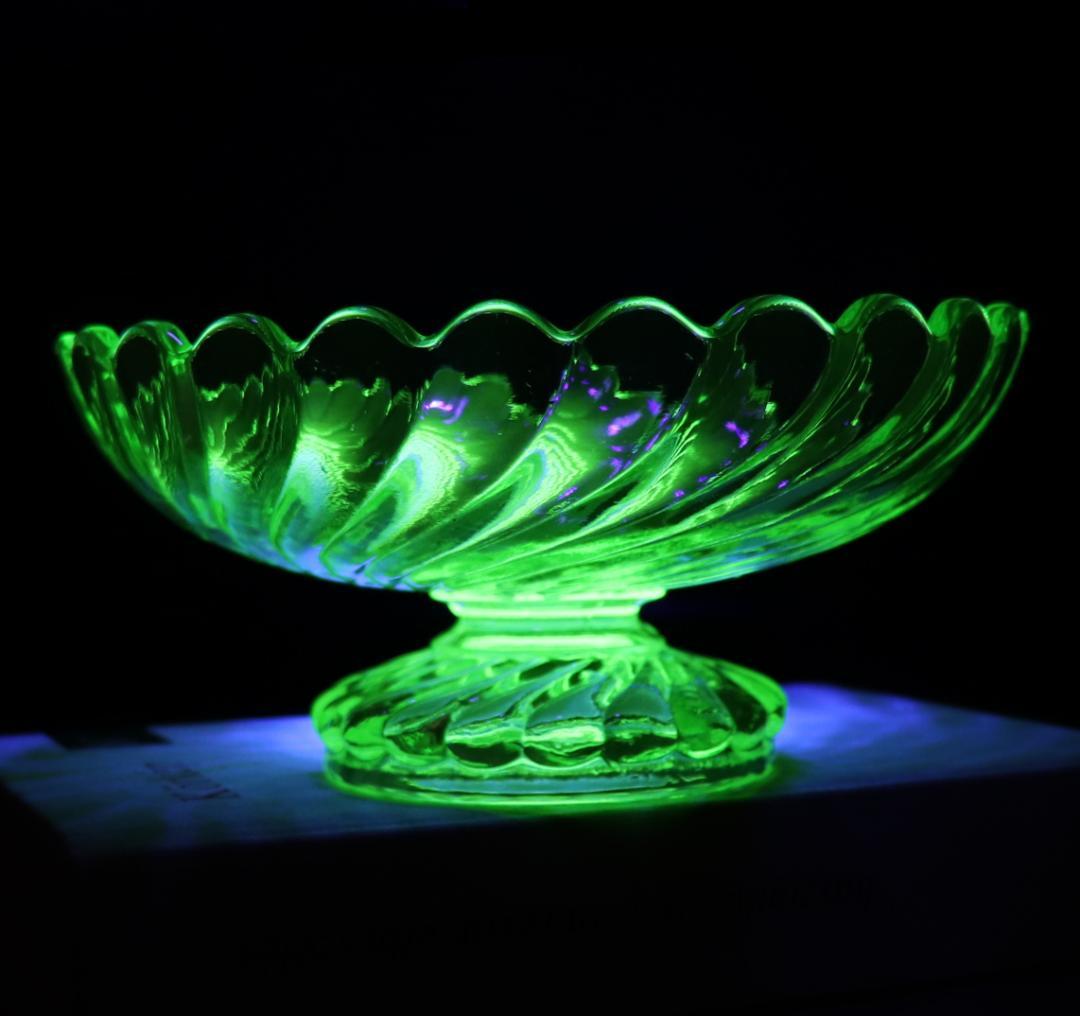 オールド・バカラ 激レア ウランガラス製 バンブー 花型コンポート アンティーク