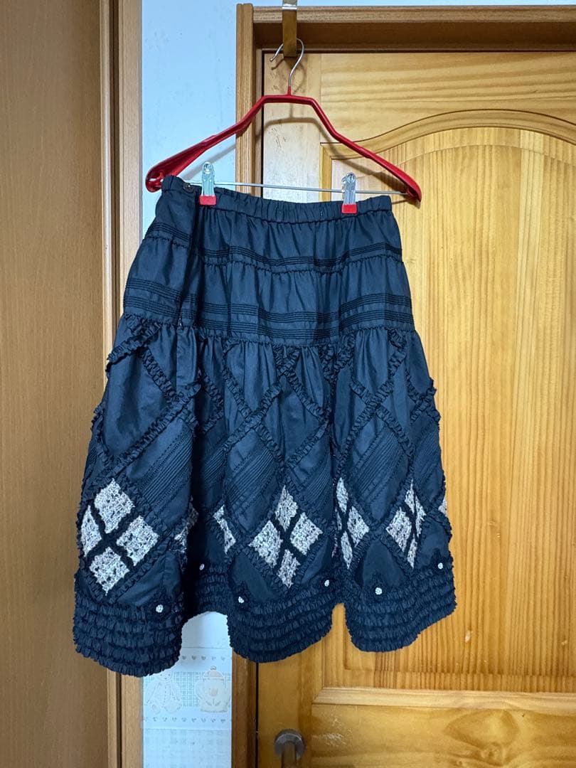 は*な様 インゲボルグ　黒のダイヤモンド刺繍スカート