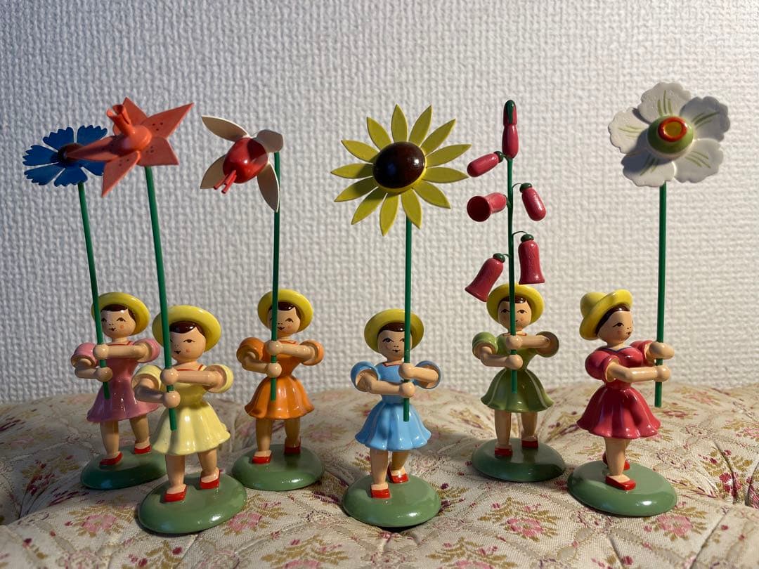 ドイツ エルツ地方木工芸品 花を持つ子ども達 6人※取り扱い注意点あり