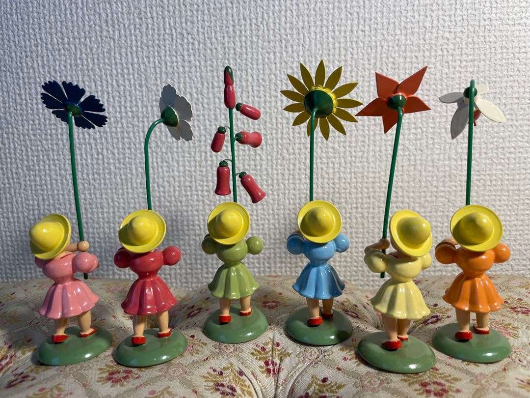 ドイツ エルツ地方木工芸品 花を持つ子ども達 6人※取り扱い注意点あり