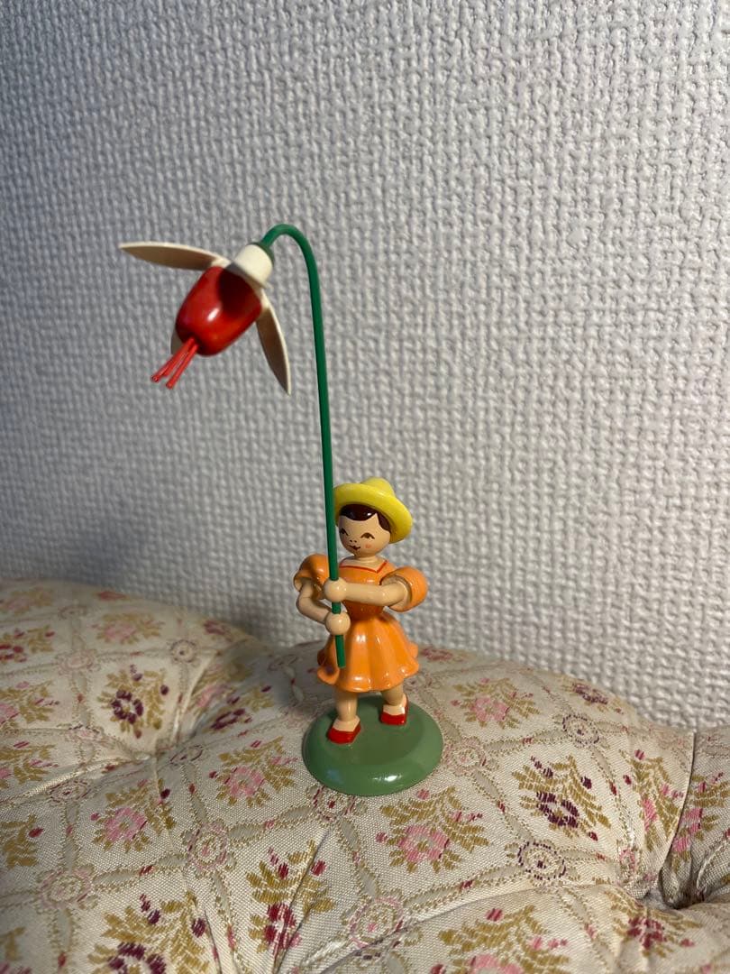 ドイツ エルツ地方木工芸品 花を持つ子ども達 6人※取り扱い注意点あり