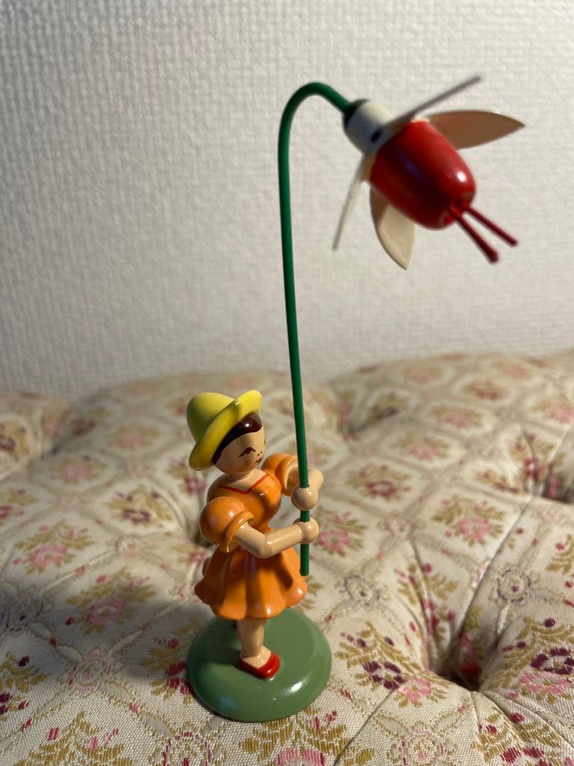 ドイツ エルツ地方木工芸品 花を持つ子ども達 6人※取り扱い注意点あり