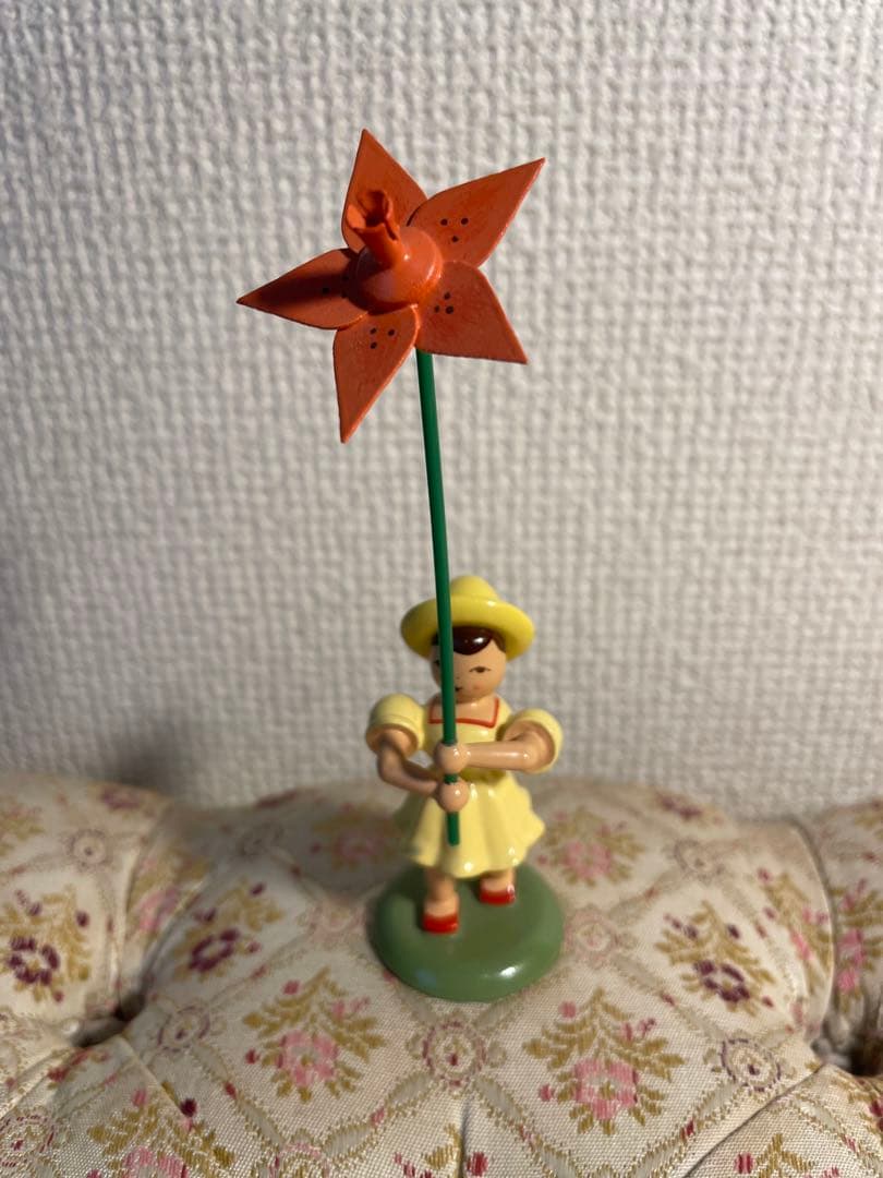 ドイツ エルツ地方木工芸品 花を持つ子ども達 6人※取り扱い注意点あり