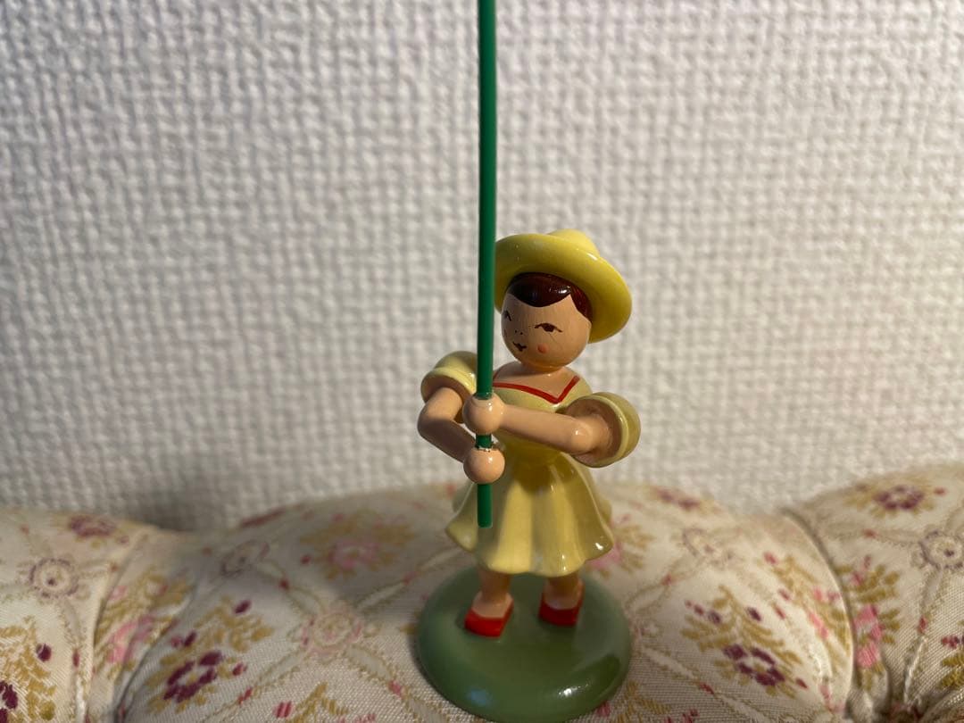 ドイツ エルツ地方木工芸品 花を持つ子ども達 6人※取り扱い注意点あり