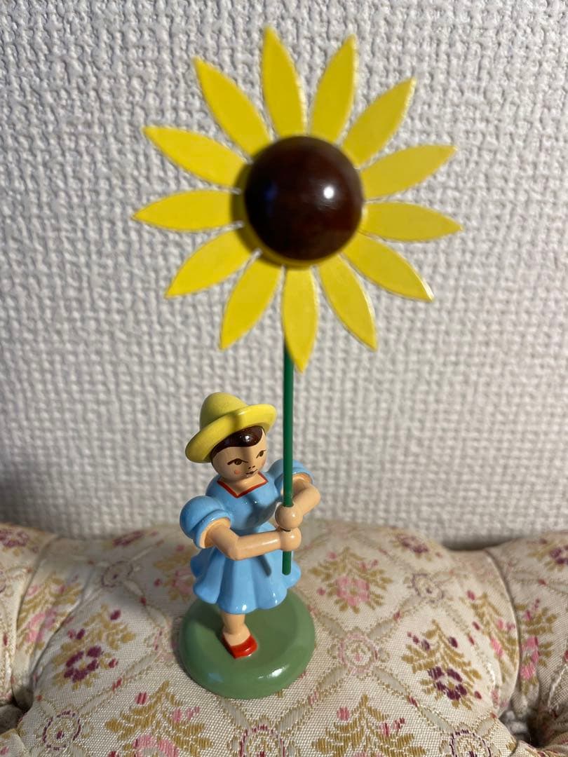 ドイツ エルツ地方木工芸品 花を持つ子ども達 6人※取り扱い注意点あり