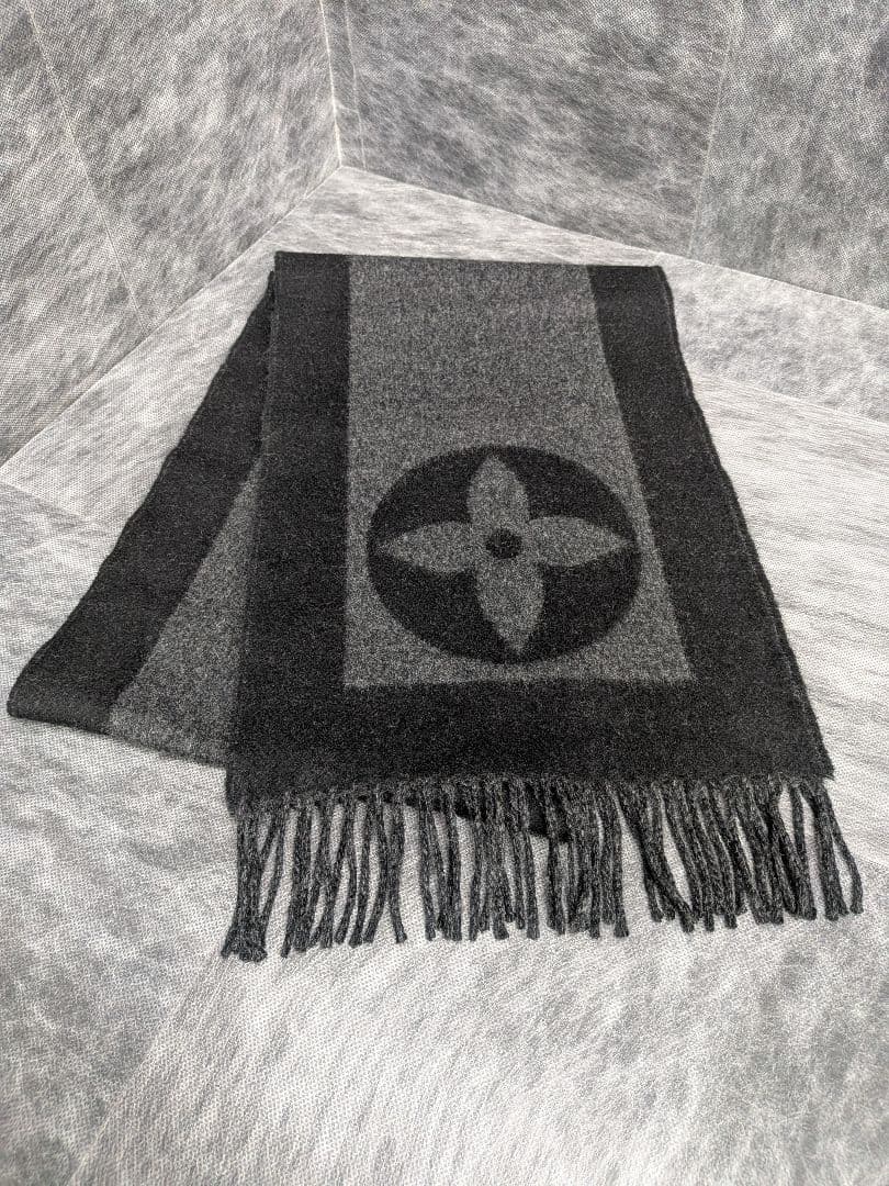 LOUISVUITTON　グレー ロゴマーク入り マフラー