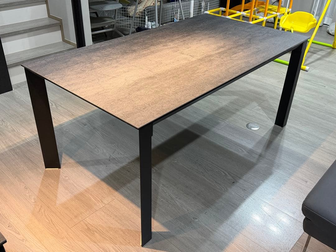 美品　セラミックダイニングテーブル　W1650×D900