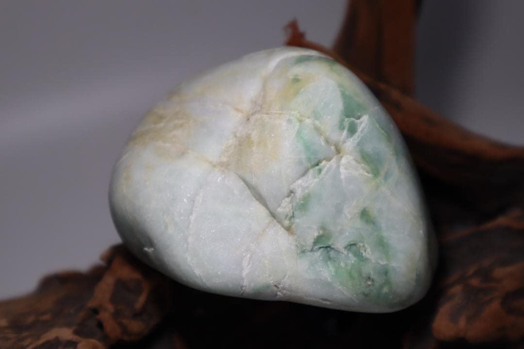 糸魚川翡翠原石【海岸】394g