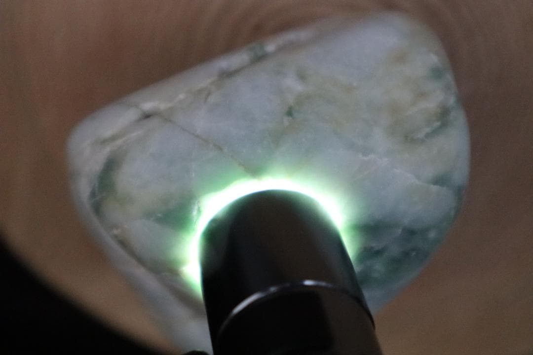 糸魚川翡翠原石【海岸】394g