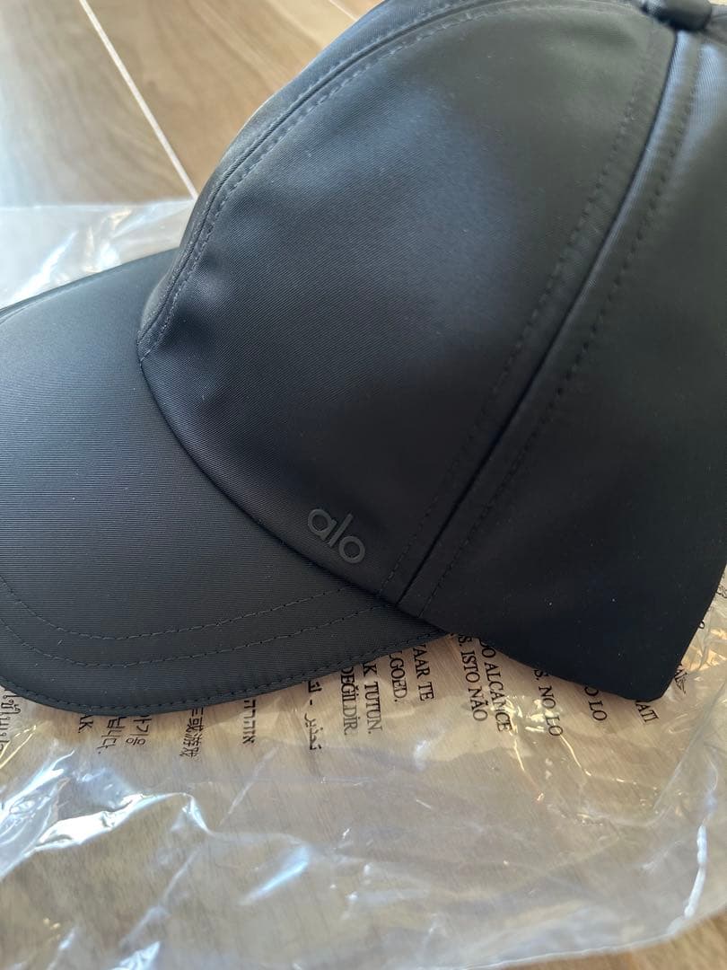 alo サテン Off-Duty キャップ