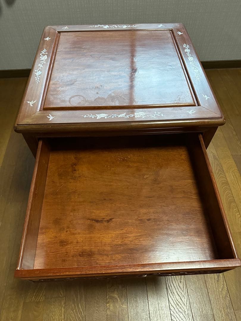 螺鈿入りサイドテーブル(木製彫刻入り)