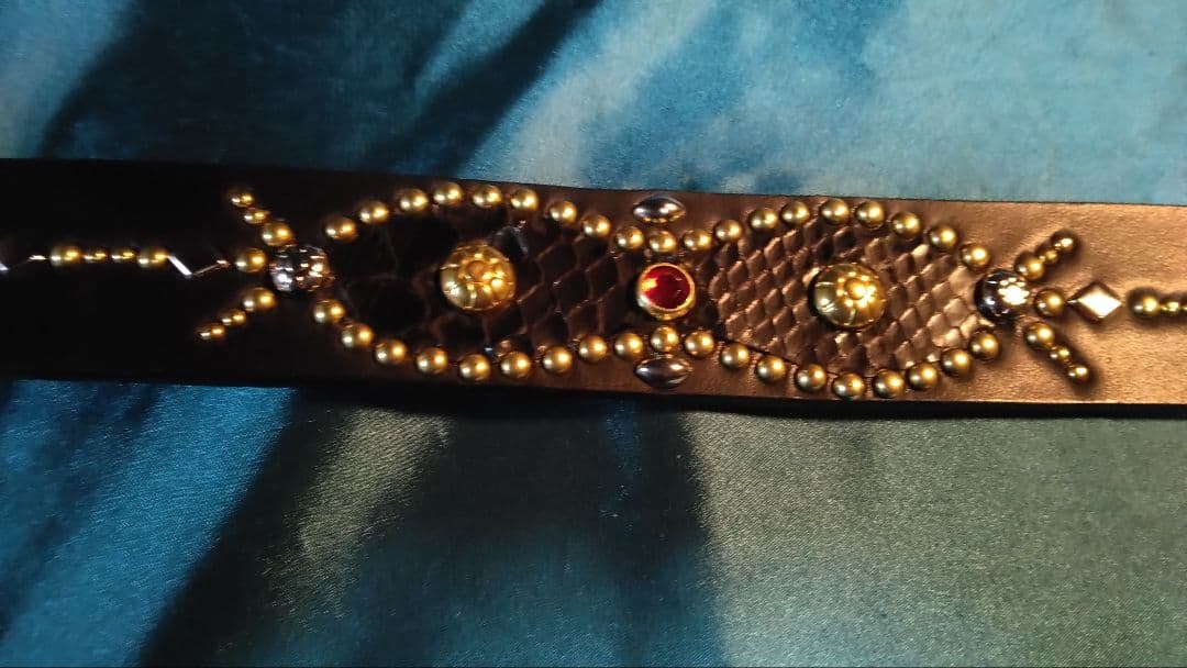 栃木レザー　ピーナッツインレイスタッズベルト　ブラック