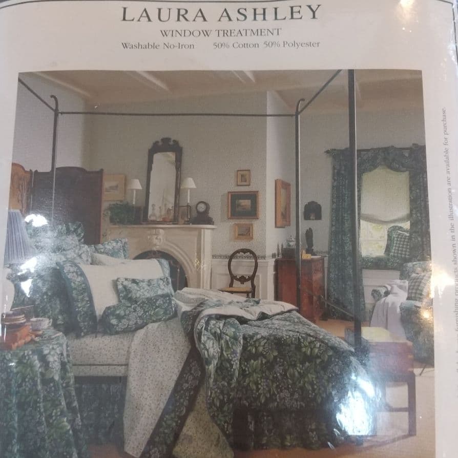 2枚で1セットのブランブルカーテンを1セットの価格 ローラアシュレイ