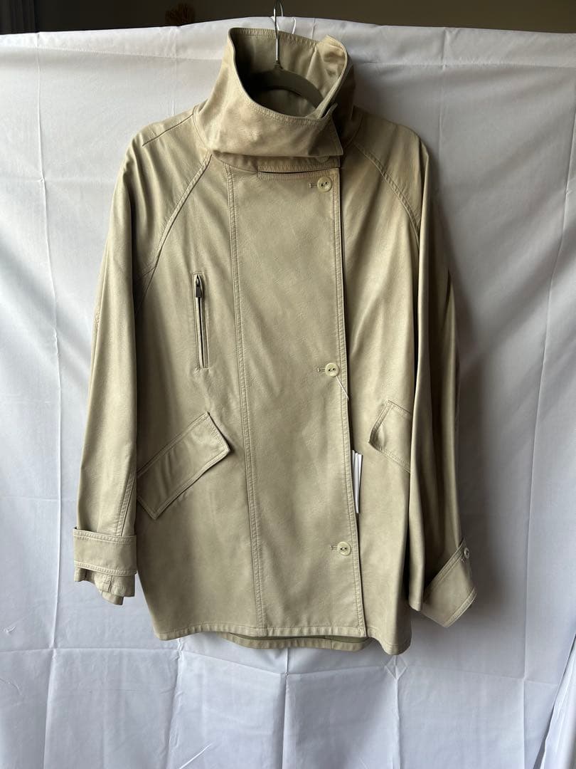 ベージュ ハイネック レザージャケット