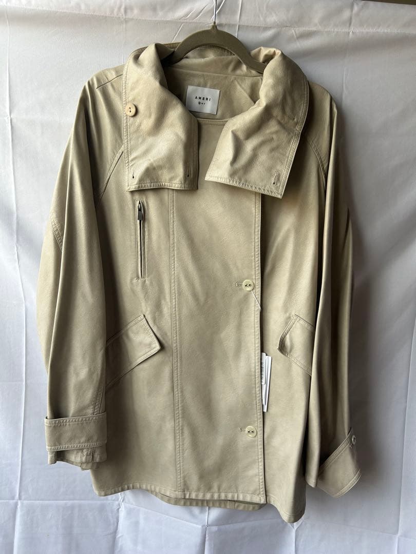 ベージュ ハイネック レザージャケット