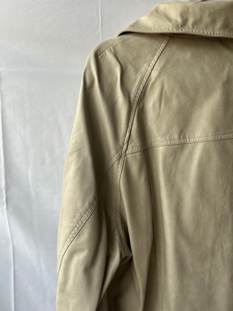 ベージュ ハイネック レザージャケット