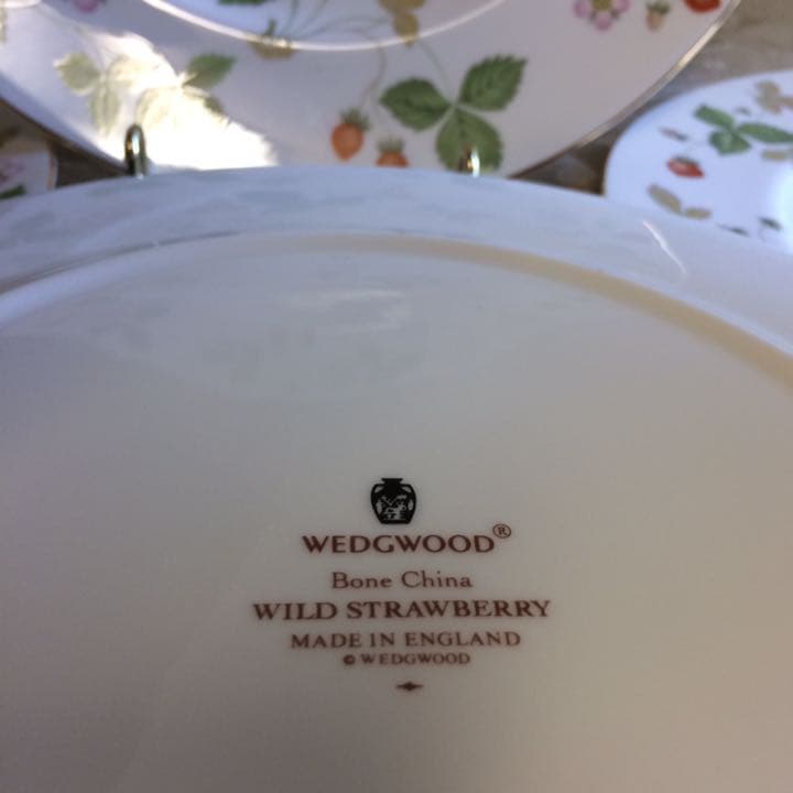 新品英国製【黒壺】 ビクトリア調みずみずしい野苺と金彩ディナー皿