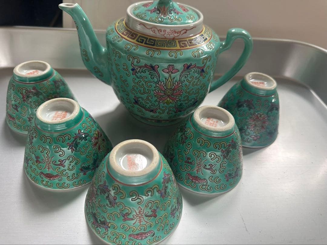 エメラルドグリーンのティーポットと茶碗セット