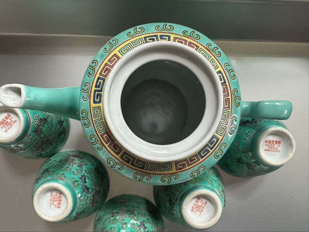 エメラルドグリーンのティーポットと茶碗セット