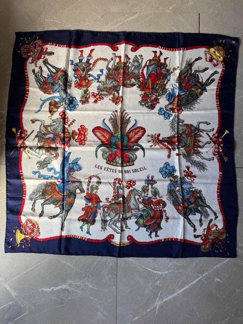 HERMÈS エルメス カレ90 シルクスカーフ 太陽王の祝典 箱付き