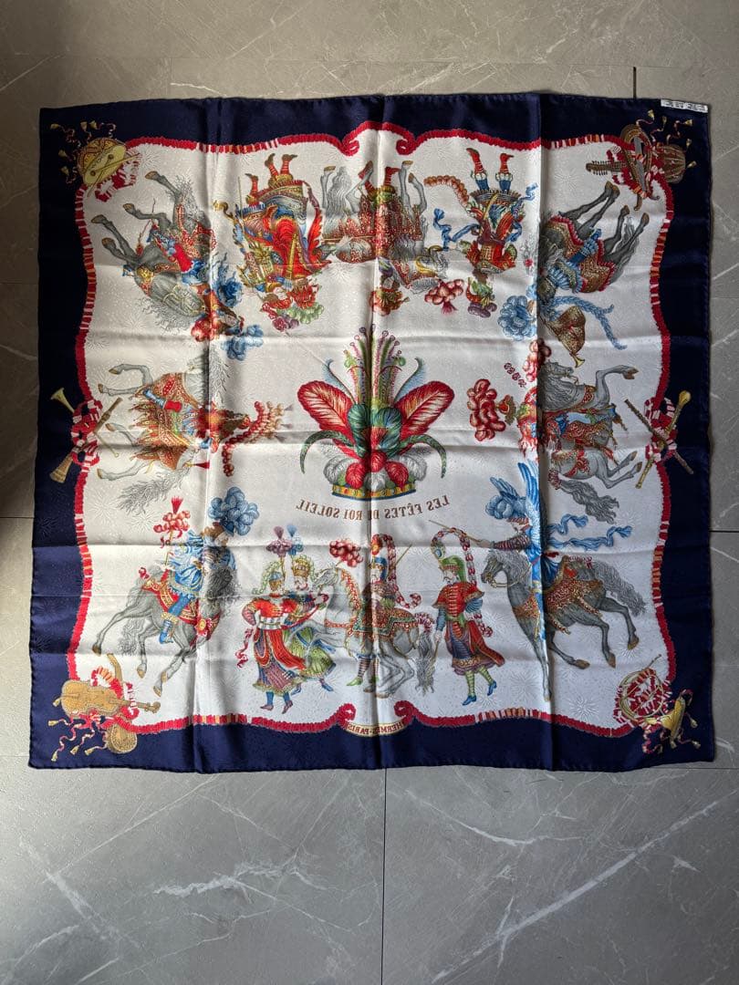 HERMÈS エルメス カレ90 シルクスカーフ 太陽王の祝典 箱付き