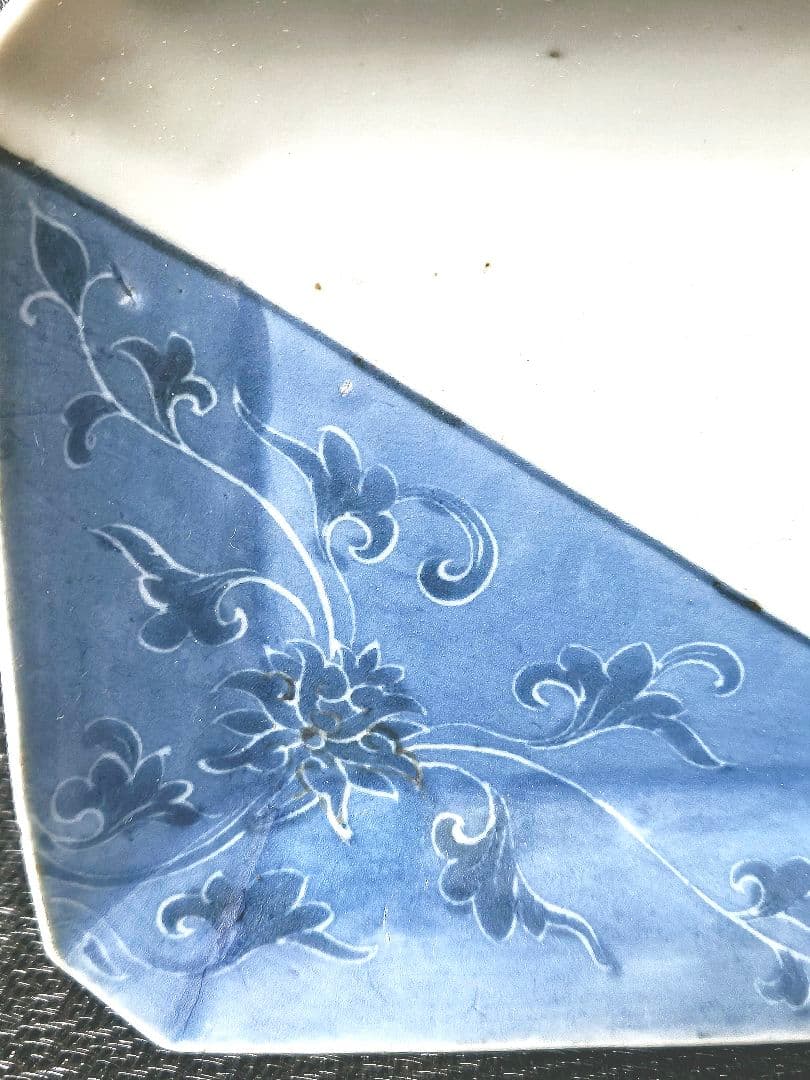 【名品古伊万里❗03】江戸時代前期　藍九谷　方身代り　墨弾き技法　花唐草文様皿