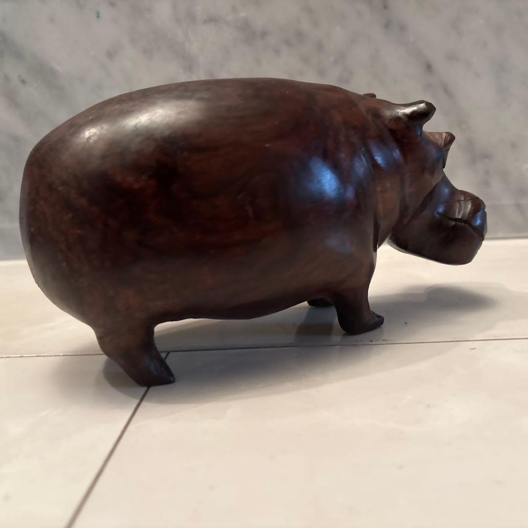 ビンテージ　剛健さと芸術性を兼ね備え、木質の美しさが際立つカバの一刀彫の彫刻