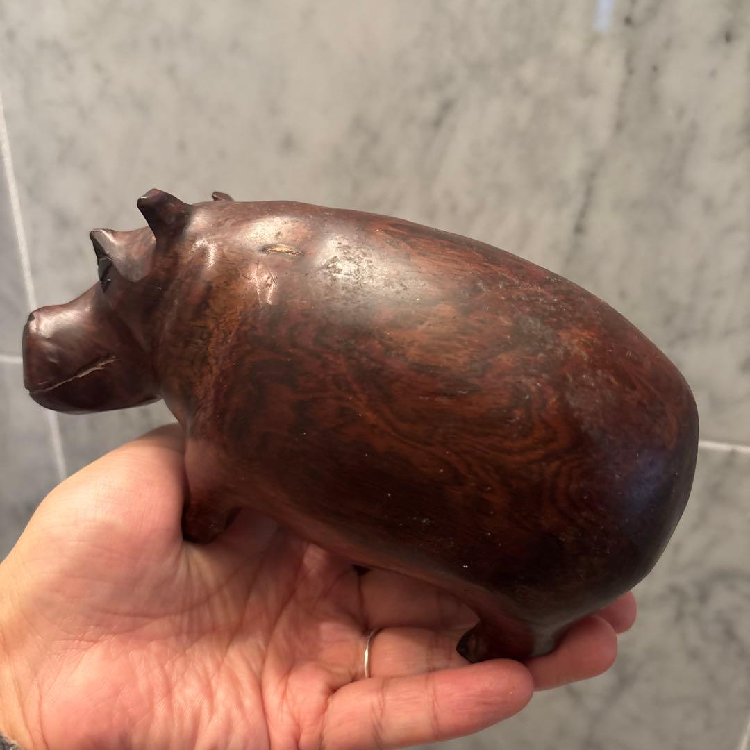 ビンテージ　剛健さと芸術性を兼ね備え、木質の美しさが際立つカバの一刀彫の彫刻