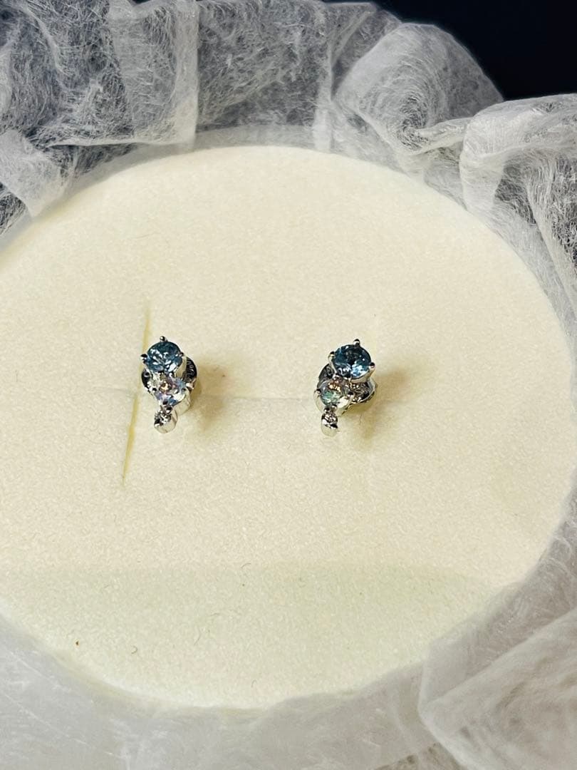 4℃ スタッドピアス K18ホワイトゴールド青色クリスタル