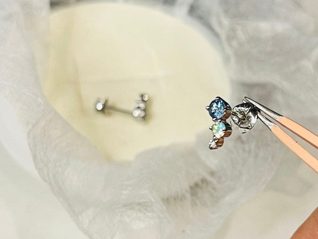 4℃ スタッドピアス K18ホワイトゴールド青色クリスタル