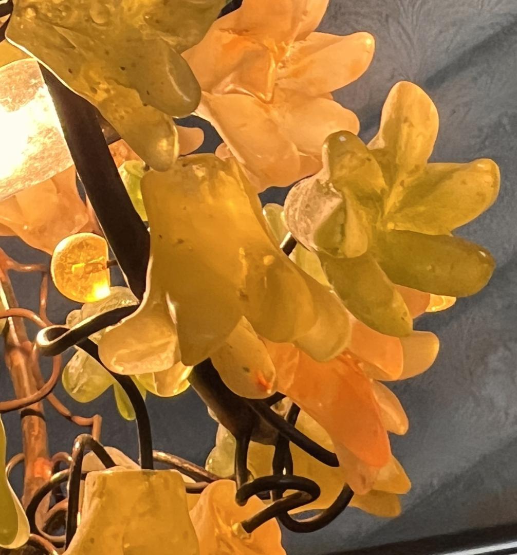 ユダライトランプ イエローとグリーンの小花　ミハエルネグリン 点灯します。