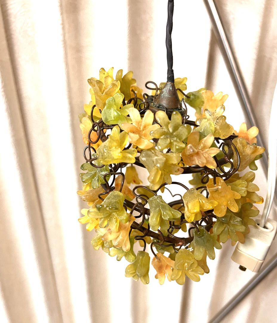 ユダライトランプ イエローとグリーンの小花　ミハエルネグリン 点灯します。