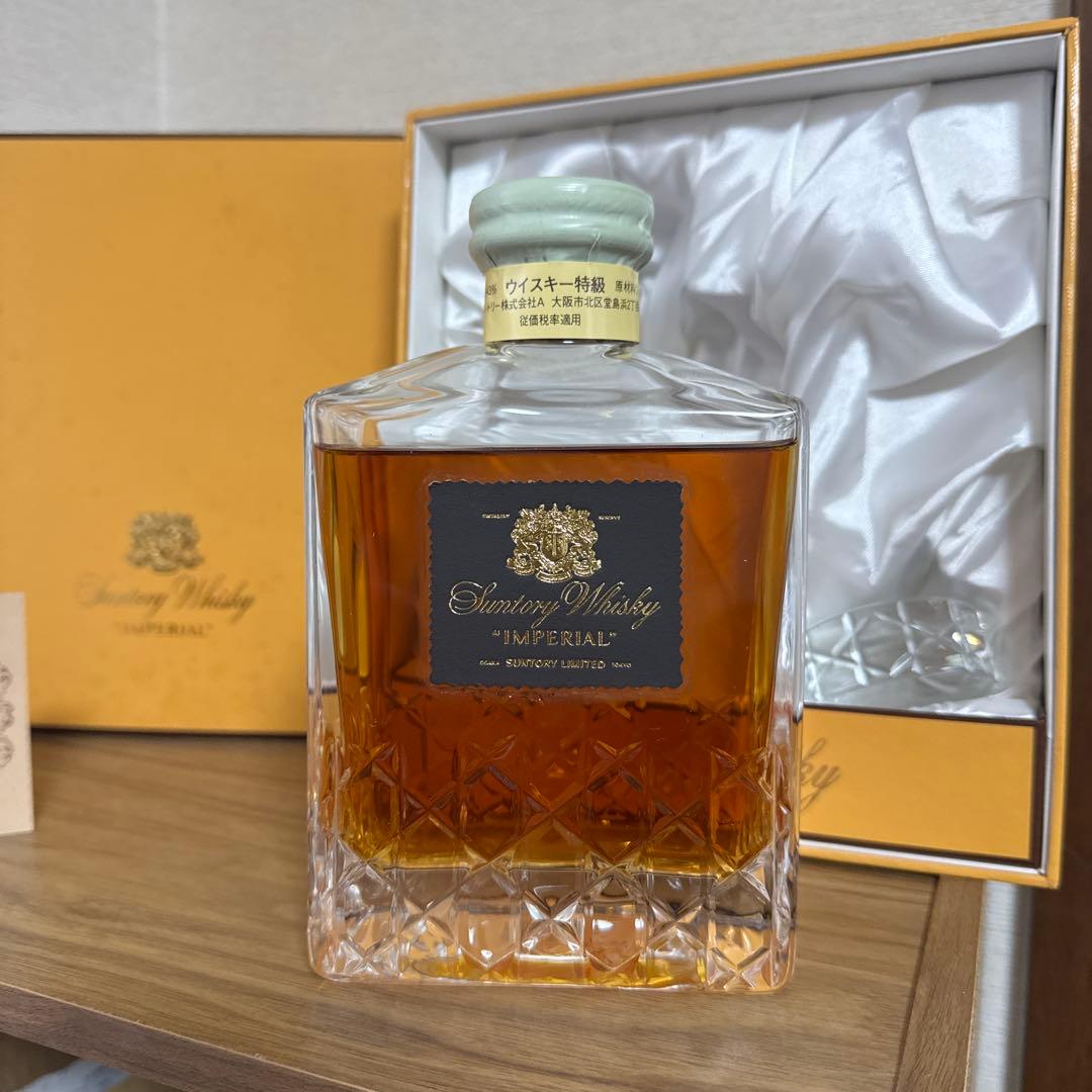 サントリー インペリアル カガミクリスタル ウイスキー　　600ml 箱付。