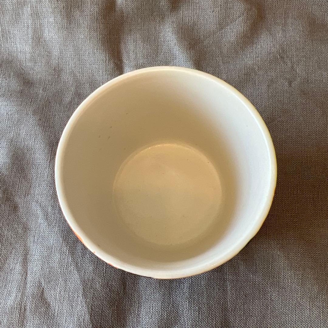 ヨシノヒトシ　黒　色絵カップ