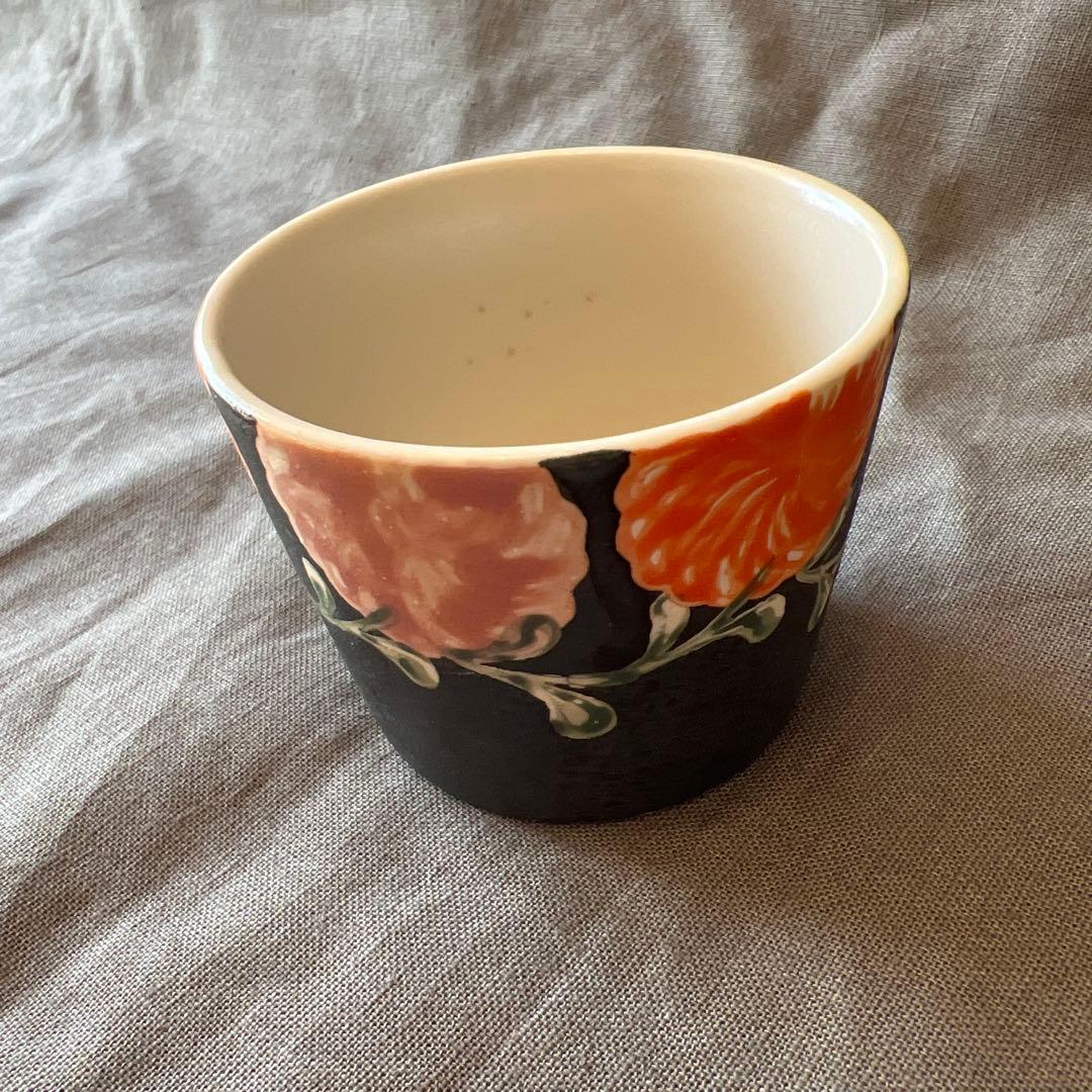 ヨシノヒトシ　黒　色絵カップ