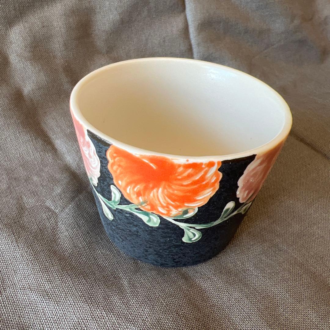 ヨシノヒトシ　黒　色絵カップ