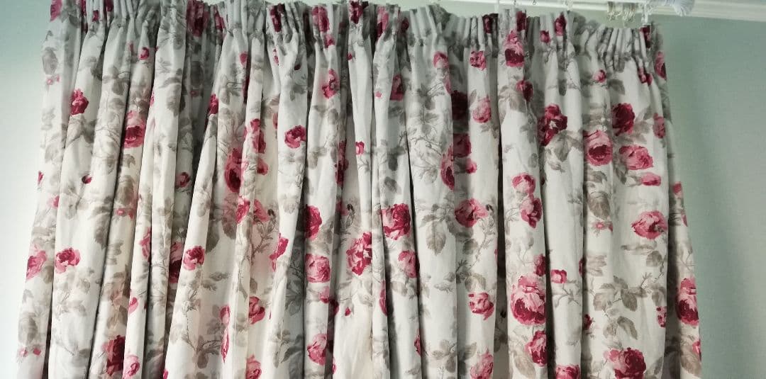 裏地付カーテン　薔薇柄