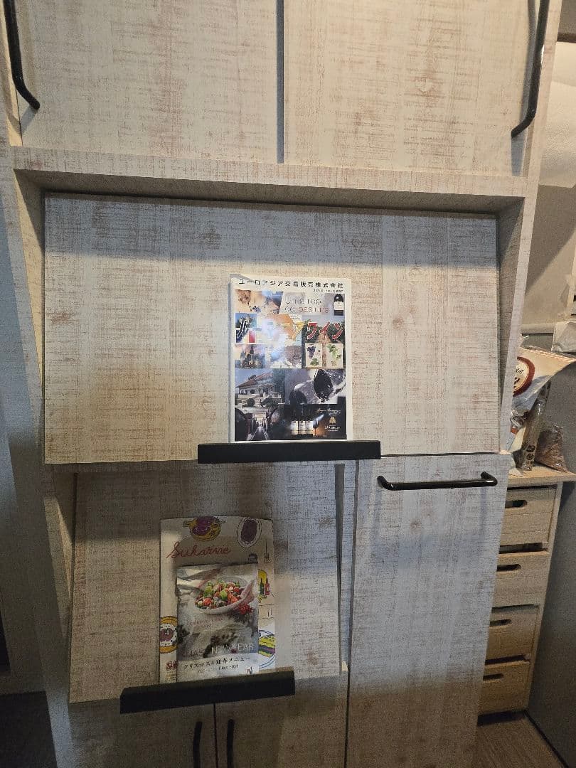 [美品]食器棚 レンジ台 日本製(大川家具) 木目柄　扉付き